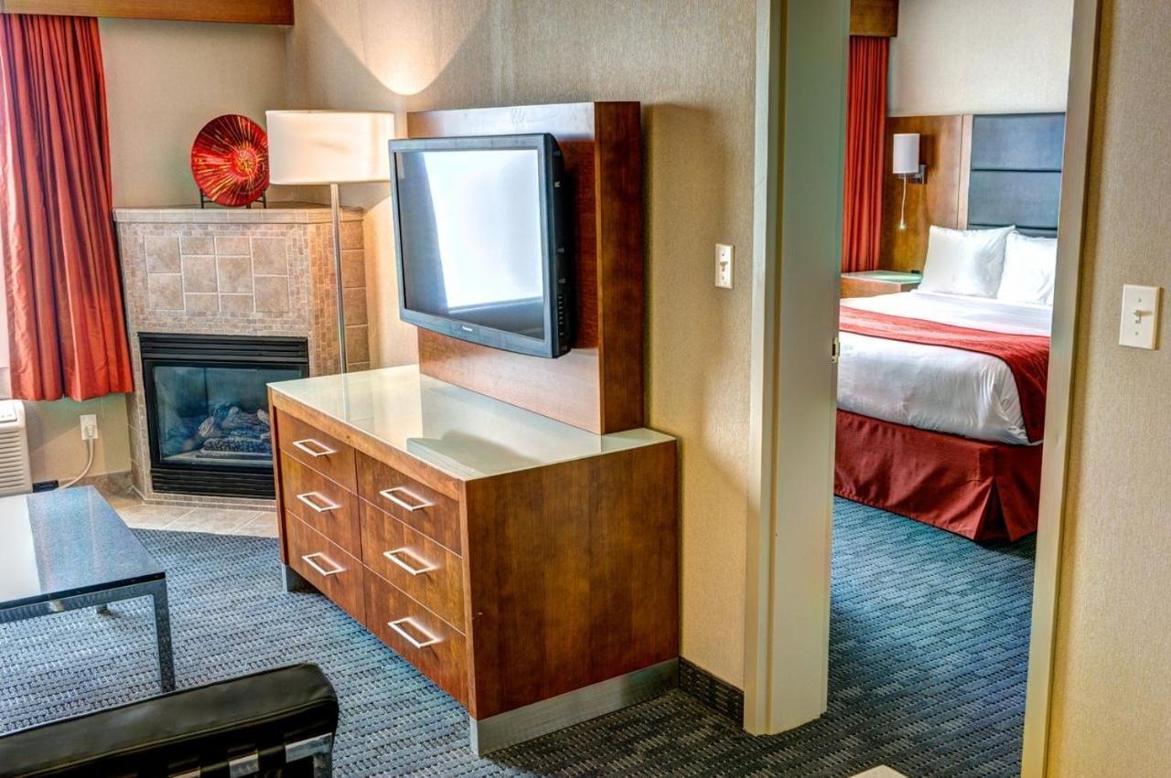 Radisson Hotel & Suites Fort Mcmurray Esterno foto