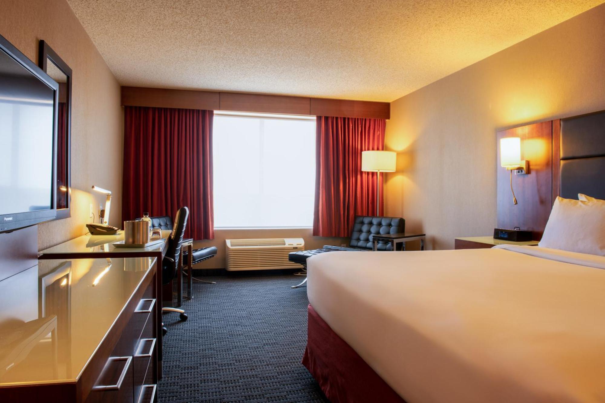 Radisson Hotel & Suites Fort Mcmurray Esterno foto